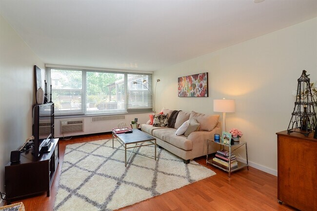 Building Photo - 555 W Cornelia Ave