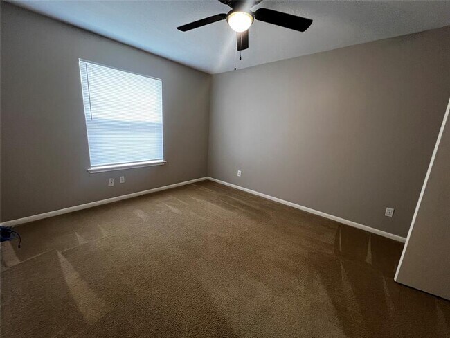 Building Photo - 2427 Halstead Dr
