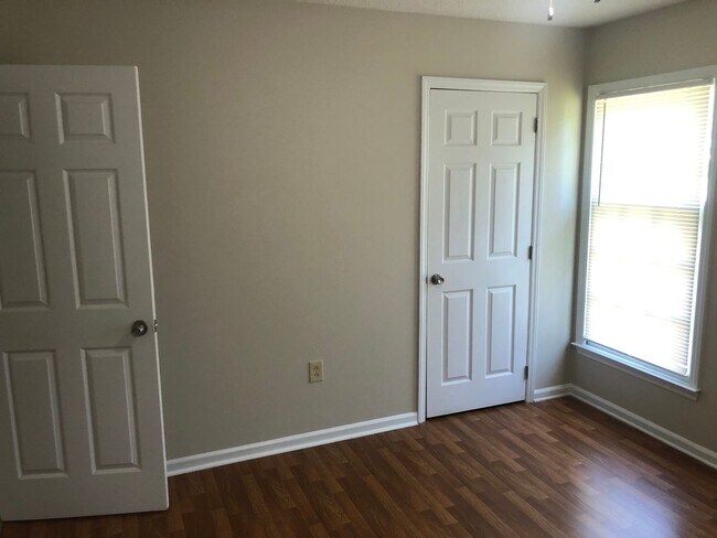 Building Photo - Wonderfully updated 3 bedroom 2 bath ranch...