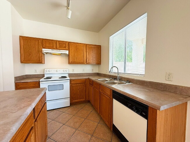Building Photo - Freshly Updated 3-Bed, 2.5-Bath Home with ...