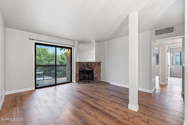 Building Photo - 2955 Lakeside Dr