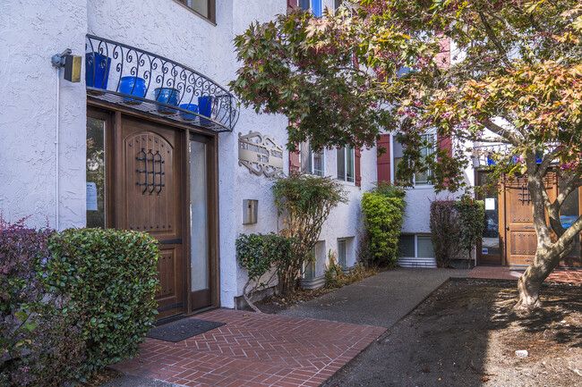 Courtyard - Los Altos Apartments