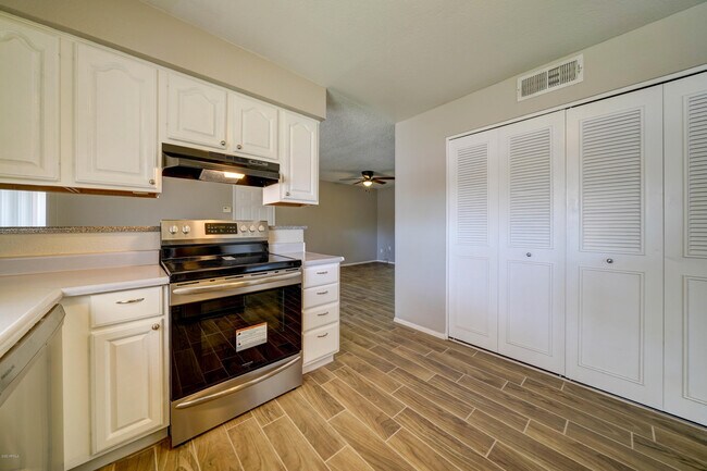 Building Photo - 5945 S Palm Dr