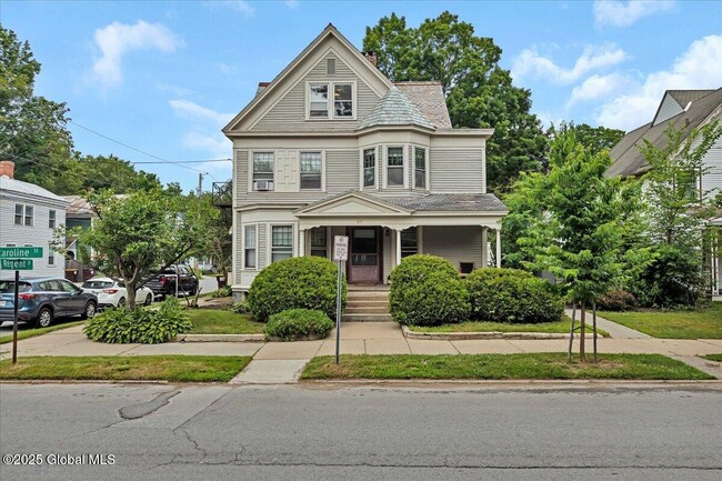 Primary Photo - 119 Caroline St