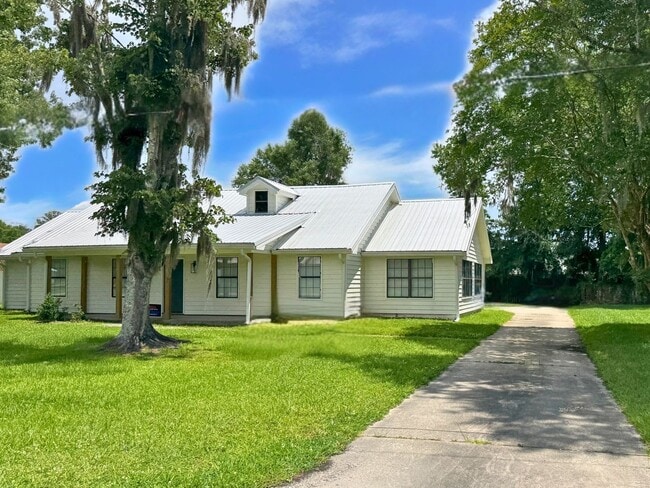 Building Photo - Spacious 4 Bedroom Home with Flex Room & S...