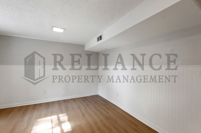 Building Photo - 804 N Battin St
