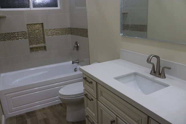Building Photo - 15924 Plum Ct