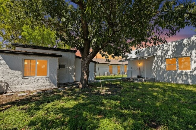 Building Photo - Charming 3-Bedroom Home in Miami - Comfortable Living in a Prime Location