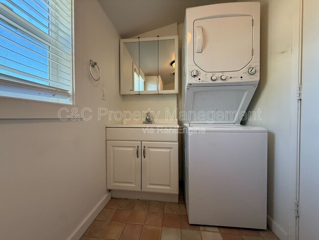 Building Photo - 758 Lily St