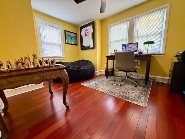 Building Photo - Stunning 4-Bed/2-Bath Home in the heart of Lansdowne! Available First Week of September!
