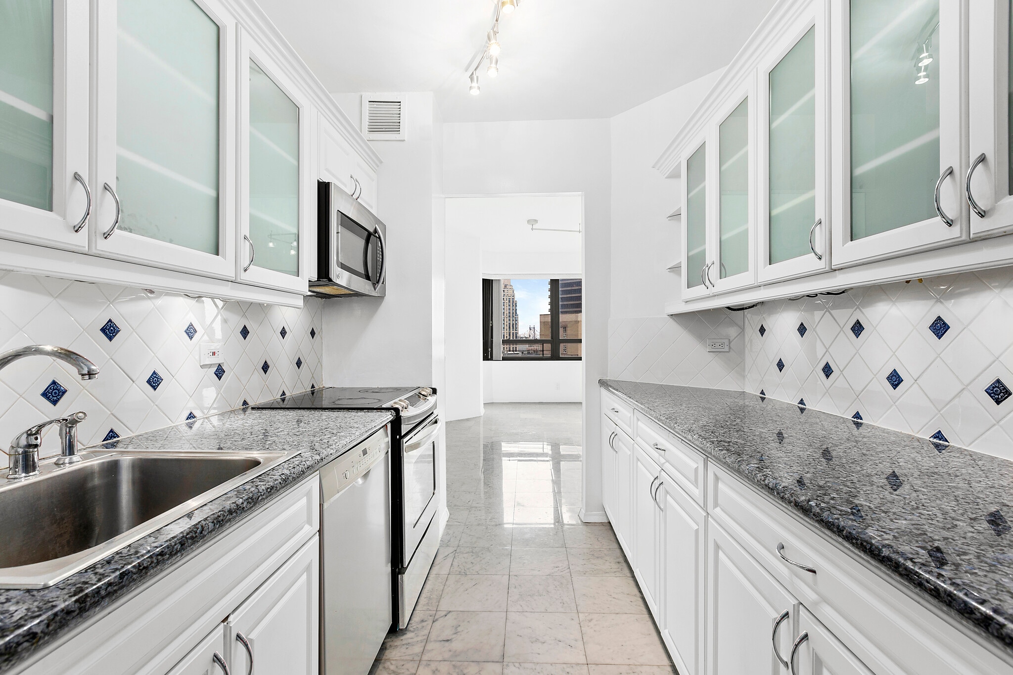 Building Photo - 240 E 47th St