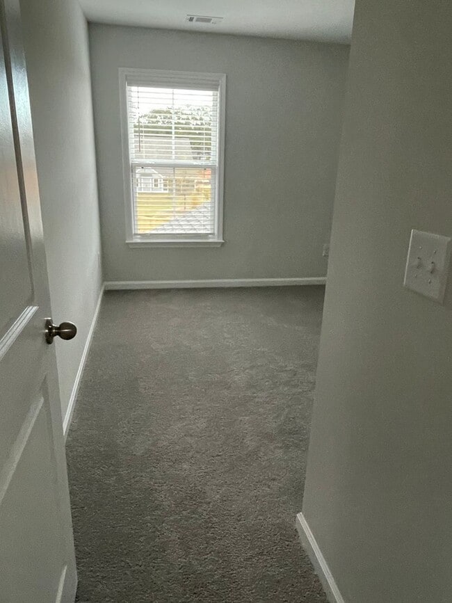 Building Photo - Lovely 5 Bedroom with 3 bathrooms in Greer!!
