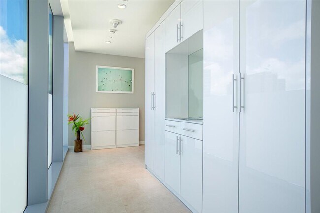 Building Photo - 28th floor Waiea residence: Fully-furnishe...