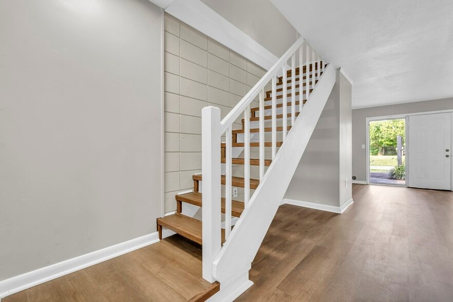 Building Photo - 803 E Broad St