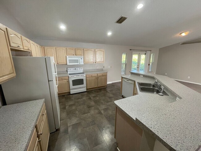 Building Photo - Spacious 3/2 in Quiet Neighborhood!