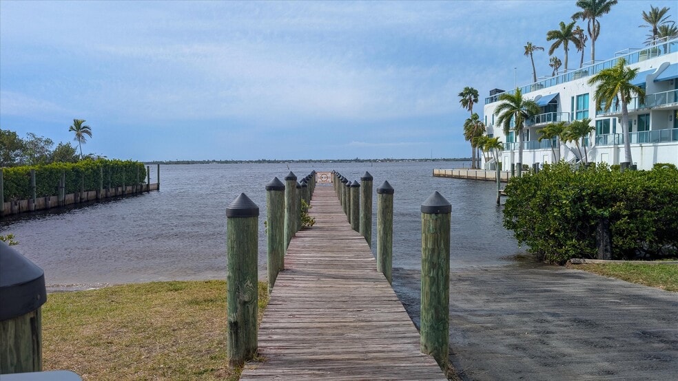 Building Photo - 3000 Oasis Grand Blvd