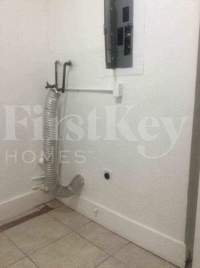 Building Photo - 1443 7th St