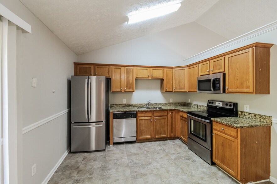 Building Photo - 300 Oak Hill Dr