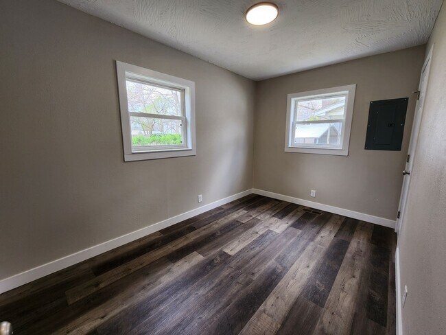 Building Photo - Spacious 2-Bedroom, 1-Bathroom Home AVAILABLE NOW!!