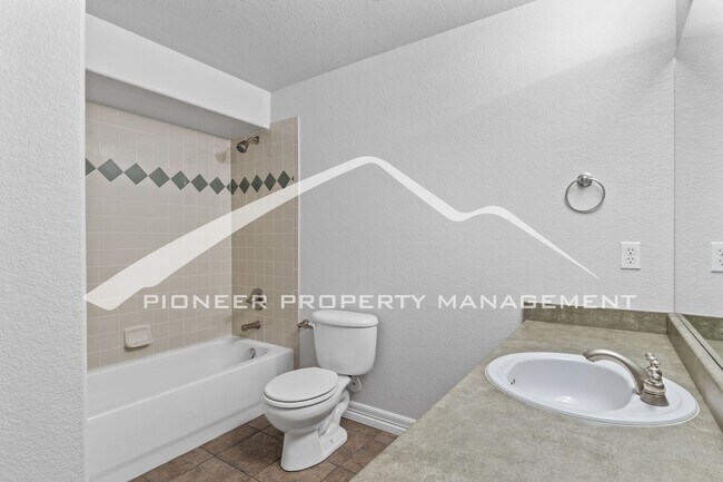 Building Photo - Low-Maintenance Living in Desirable West Side Neighborhood 5 bd, 2 car garage and AC