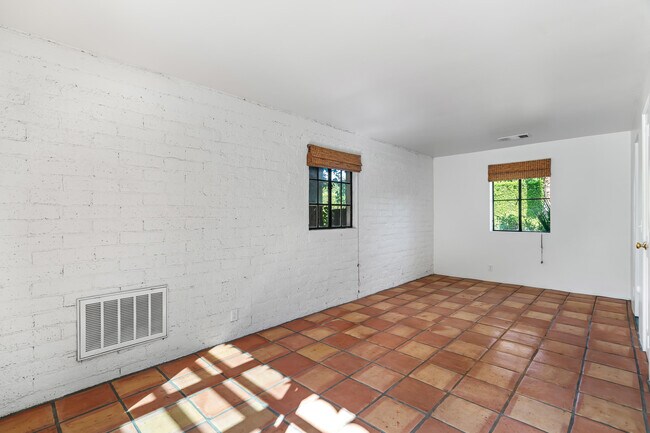 Building Photo - 839 N Avenida Olivos
