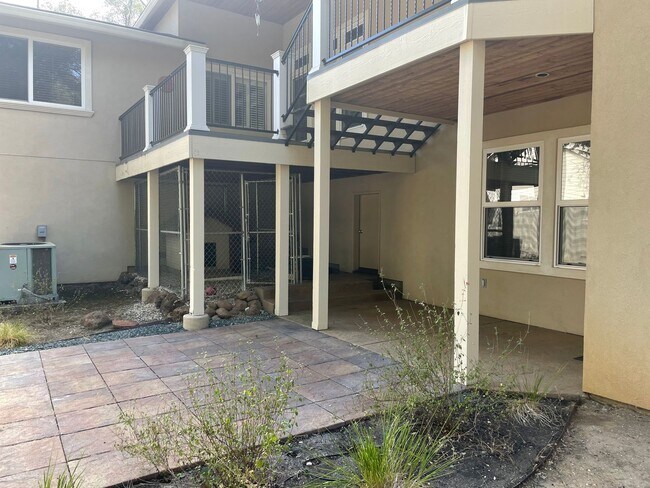 Building Photo - 3 bedroom, 3 bath, entertainment room, lib...