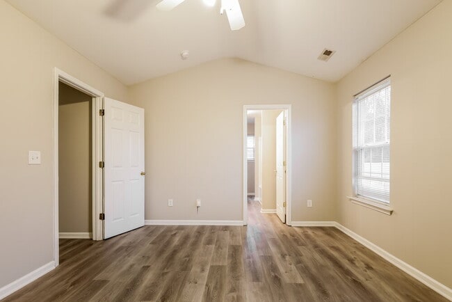 Building Photo - 9446 Dewey Dr