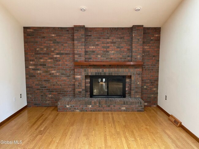 Building Photo - 8 Timberwick Dr