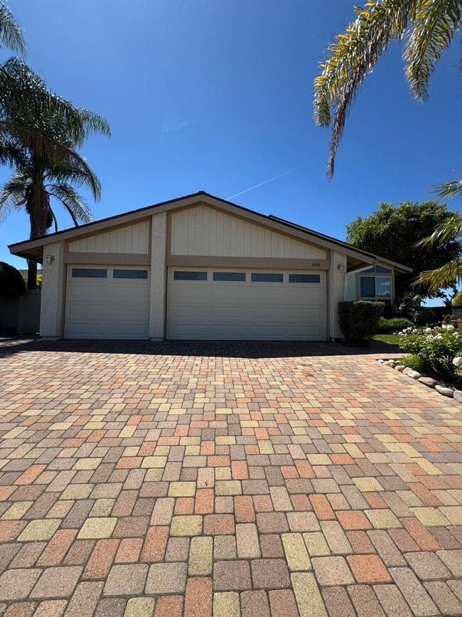 Building Photo - Light-Filled Home with Resort-Style Backyard in Thousand Oaks