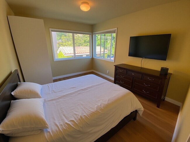 Building Photo - Modern Townhome with Gorgeous City Views – Prime Thousand Oaks Locati