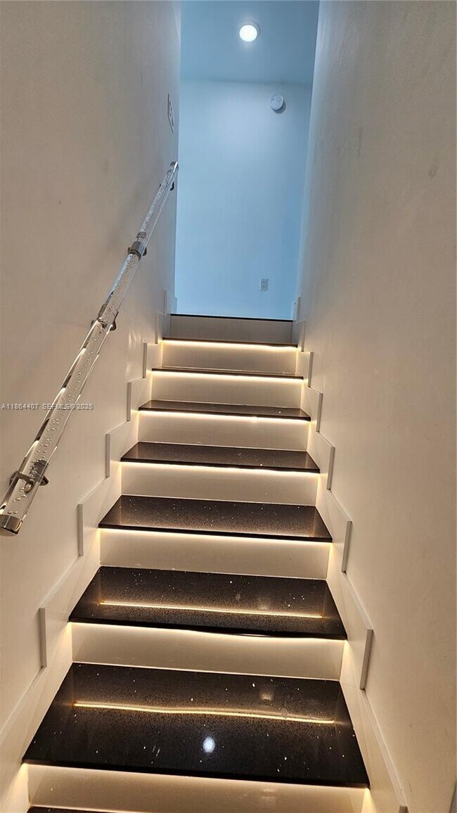 Building Photo - 1861 NW N River Dr