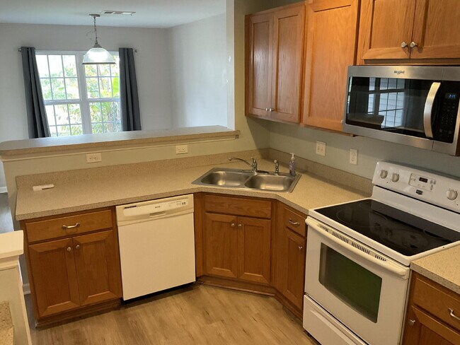 Building Photo - Adorable 2 Bedroom Townhome in Azalea Square