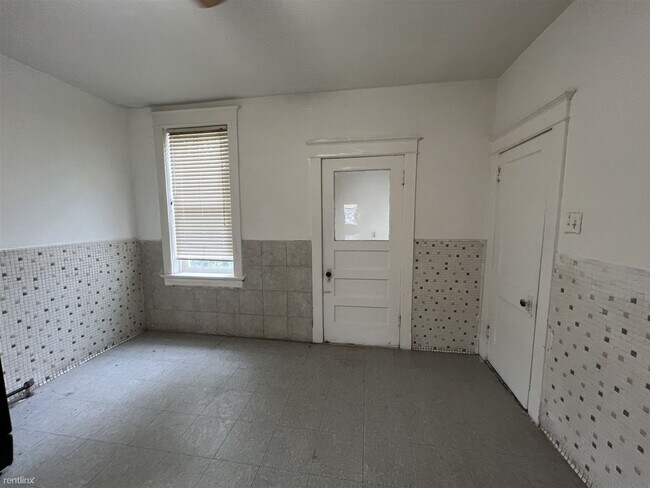 Building Photo - 1 br, 1 bath Duplex - 3724 Winnebago Stree...