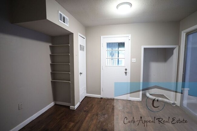 Building Photo - Move in special $600!! Recently renovated 3 bed 1 bath home with fenced yard and a bonus space! -...