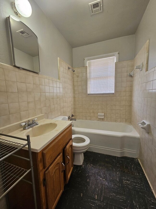 Building Photo - (2) Bed/(1) Bath Duplex! Great Campus Location! 6-Month or Month-to-Month Lease options!