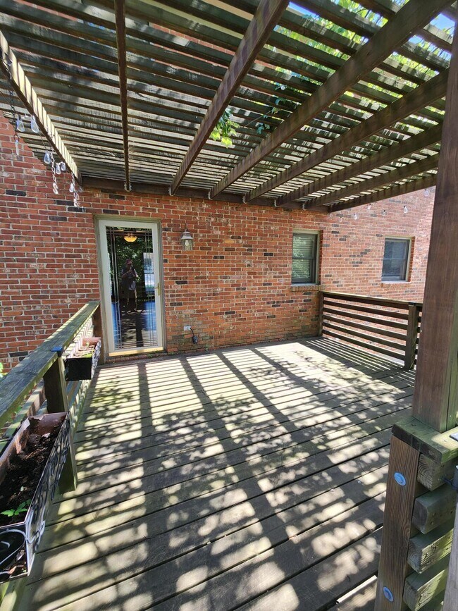 Building Photo - 841 Edgewood Dr