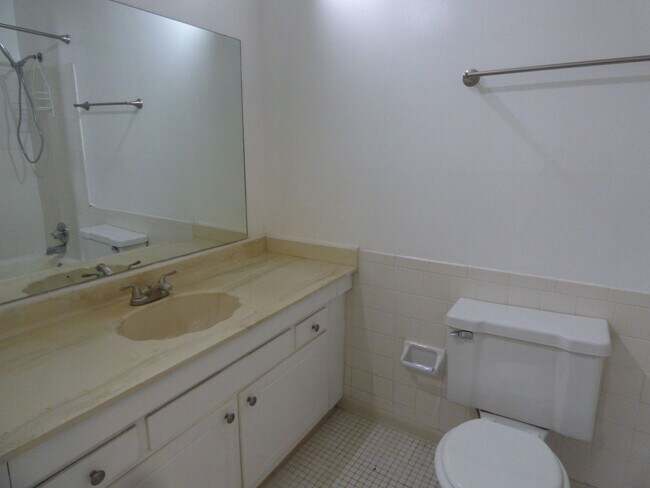 Building Photo - COMING SOON! Beautiful All Electric Townhome! Converted Garage, W/D, Small Pets Ok!