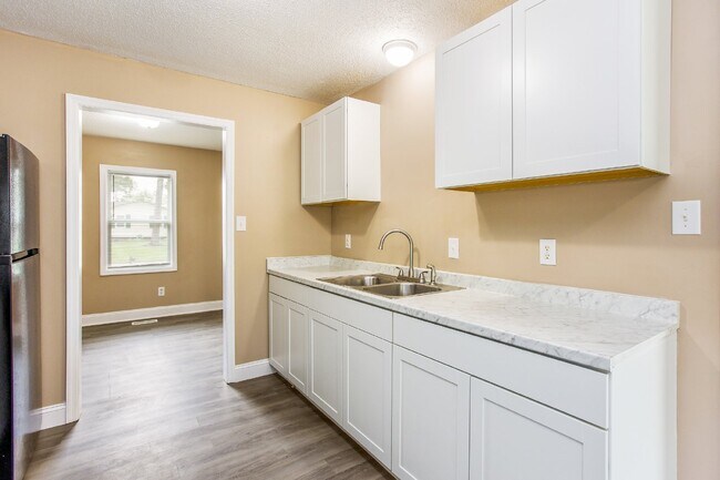 Building Photo - Ranch Style 3 bedroom 2 bathroom NEST Close to Fort Liberty!