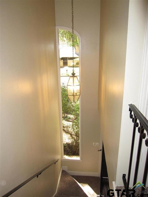 Building Photo - 323 Top Hill Dr