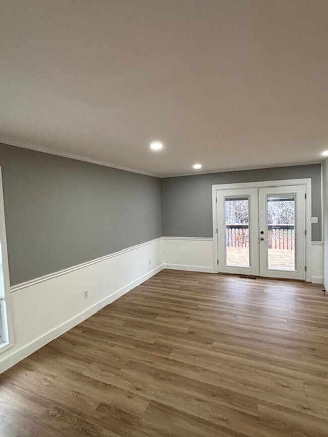 Building Photo - Updated Remodeled Large Open Split-Level Home with Full Finished Basement!