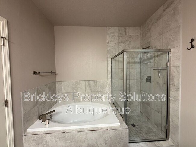 Building Photo - 7420 Tangerine Ct NE