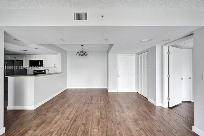 Building Photo - 520 SE 5 Ave