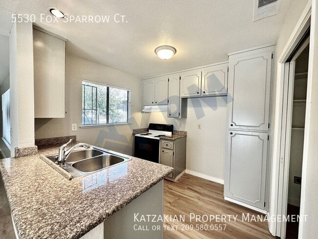 Building Photo - 5530 Fox Sparrow Ct