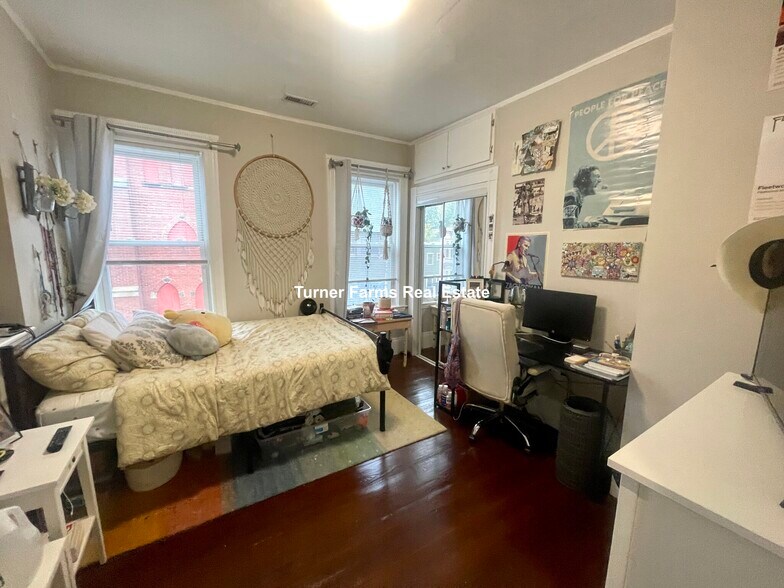 Building Photo - 724 Parker St