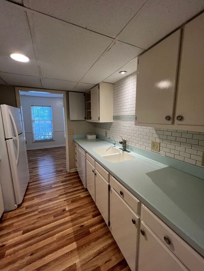 Building Photo - 6-7 month lease term!!! Popular town home ...