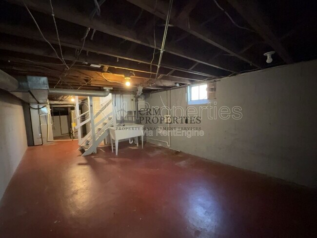 Building Photo - 933 N Linwood Ave