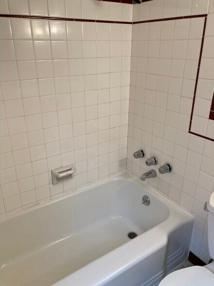 Building Photo - 709 Vallevista Ave