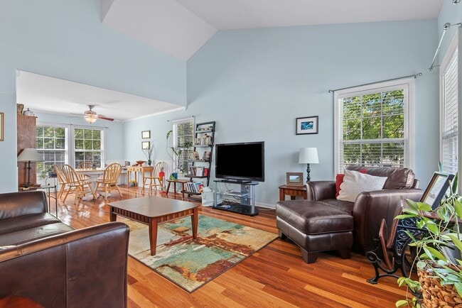 Building Photo - Spacious Single Family Home: Available July 10th
