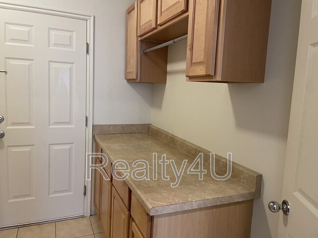 Building Photo - 4081 Rivermist Ln N