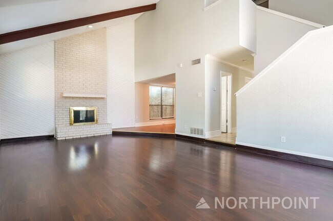 Building Photo - 4 BR/3.5BA | Newly Renovated Single Family Home | 1-Car Covered Parking |Backyard Deck